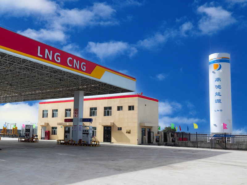 新疆鼎馳公路港加油加氣站